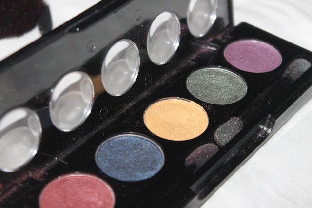 Choose the best eyeshadow shades for your eye color