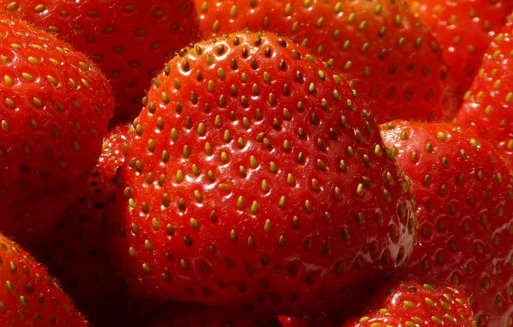 homemade hair mask for oily hair with strawberries