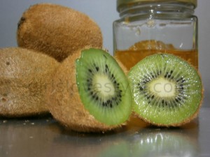 Quick kiwifruit and honey facial mask