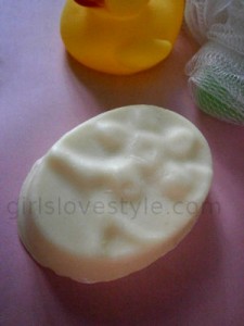 Lush Each Peach (And Two's A Pair) massage bar