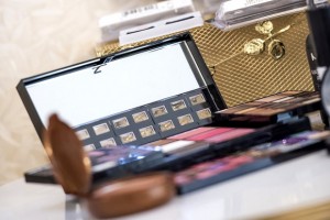 How to Look Thinner with Makeup and Hairstyle